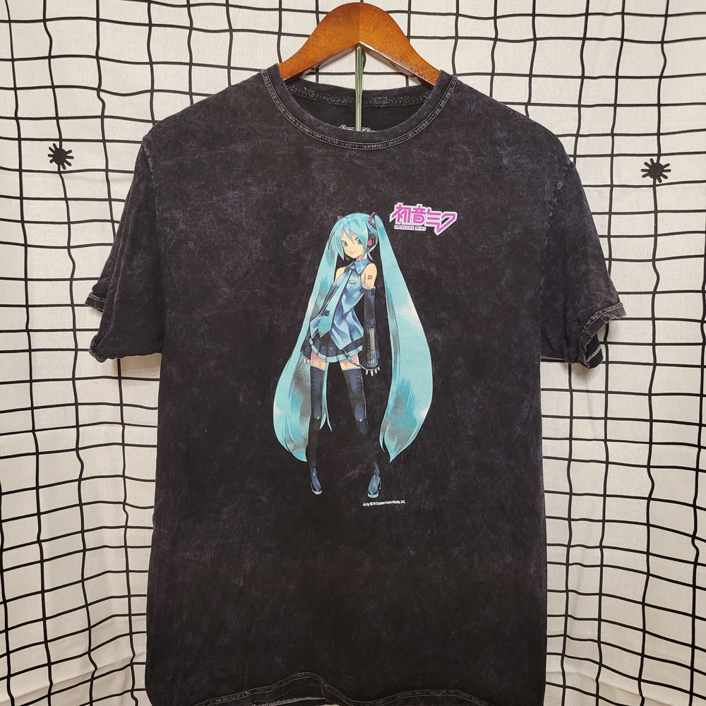 ★ . hatsune miku graphic t-shirt